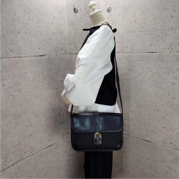 Gucci Black and Gold Leather Shoulder Bag - Picture 2 of 13